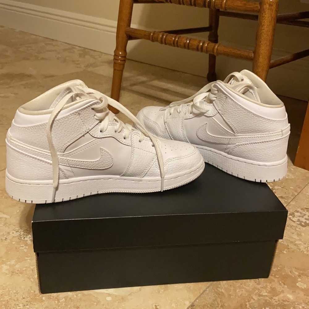 WHITE PLAYBOY JORDAN 1S - Picture 5 of 7